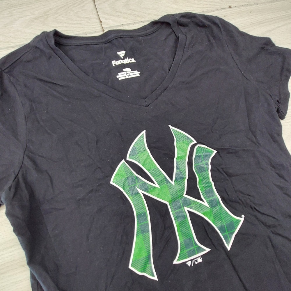New York Yankees T Shirt Womens Large V-Neck Black Green Plaid Logo MLB Fanatics